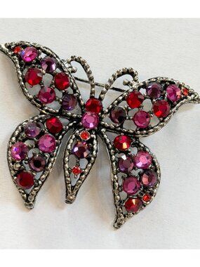 Vintage Weiss Rhinestone Butterfly Brooch Pin Pink & Red Crystals Silver-Tone Me